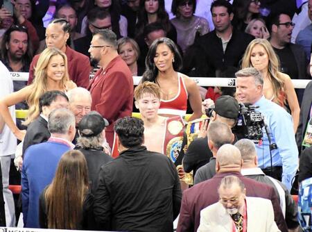 　カルデナスにＴＫＯ勝ちし、歓喜の声を挙げる井上尚弥（中央）