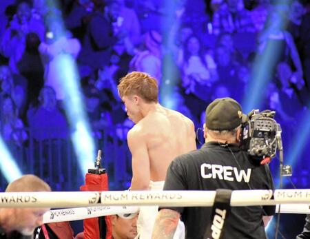 　カルデナスにＴＫＯ勝ちし、コーナーに上って歓喜の声を挙げる井上尚弥