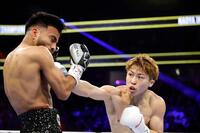 　ラモン・カルデナス（左）を攻める井上尚弥＝Ｔモバイル・アリーナ（ゲッティ＝共同）