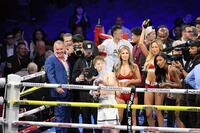 　７回ＴＫＯ勝ちし、ファンサービスのグッズをバズーカで撃ち込む井上尚弥（中央）