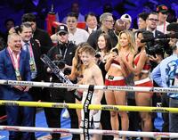 　７回ＴＫＯ勝ちし、ファンサービスでグッズをバズーカで撃ち込む井上尚弥（中央）