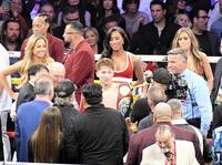 　カルデナスにＴＫＯ勝ちし、歓喜の声を挙げる井上尚弥（中央）