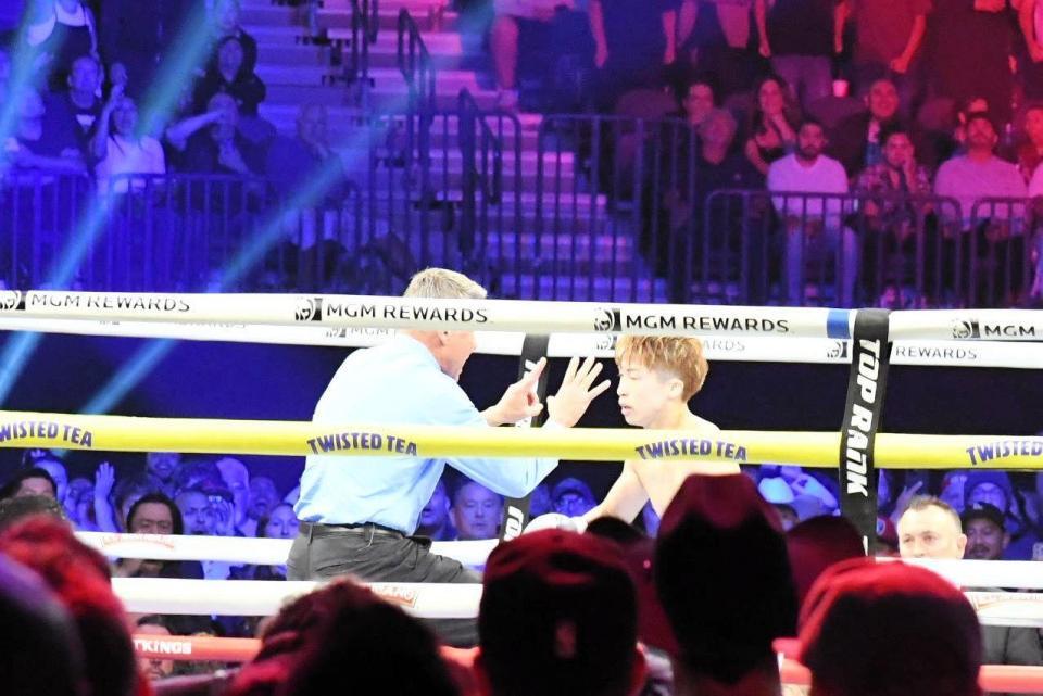 　２回、カルデナスの左カウンターでダウンを喫した井上尚弥