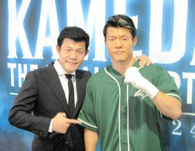 　所属ジムで取材に応じた亀田和毅（右）と興毅ファウンダー