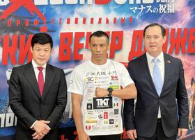 　キルギスでの興行開催を発表した（左から）亀田興毅氏、メインで戦う健文トーレス、キルギスのエルキンベク・オソエフ駐日特命全権大使