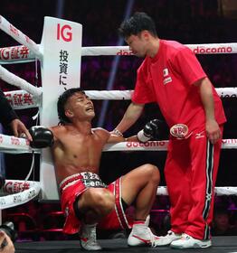 　ＴＫＯ負けを喫し、悔しさをあらわにする武居由樹。右は八重樫東トレーナー