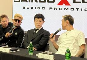 　対戦発表会見で舌戦を繰り広げるカシメロ（左）と亀田京之介（右）。中央はプロモーターの亀田興毅氏