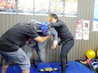 　会見がヒートアップしつかみ合いに発展した王者・大瀬良泰貴（右）と挑戦者・アルティメット・スパイダーＪｒ（中央）