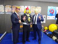 　突然ビリケーン・キッド（右）が会見に乱入も和やかに写真に収まるえべっさん（中央）とタコヤキーダー