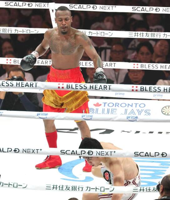 　１０回、ダウンを奪われる中野