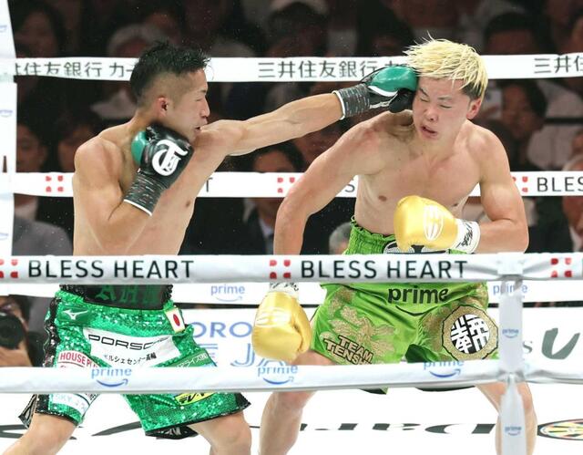 　９回、那須川天心（右）を捉える井上拓真（撮影・金田祐二）