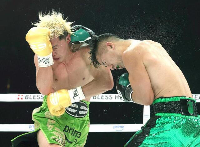 　７回、那須川天心（左）を攻める井上拓真（撮影・石井剣太郎）