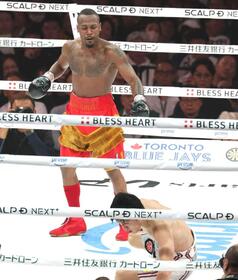 　１０回、ダウンを奪われる中野