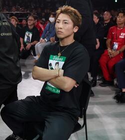 　リング下から試合を見守る井上尚弥（撮影・石井剣太郎）