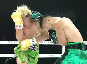 　７回、那須川天心（左）を攻める井上拓真（撮影・石井剣太郎）