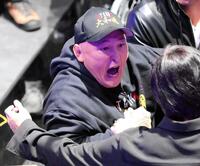 　鬼の形相のエンセン井上