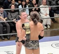 試合後、竹下幸之介（手前）と握手する青木真也