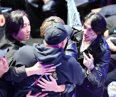 　怒り狂うエンセン井上（手前）をなだめる瓜田純士（右）と溝口勇児ＣＯＯ（左）