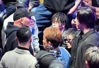 　怒るエンセン井上（左）と話し合う溝口勇児ＣＯＯ（右）