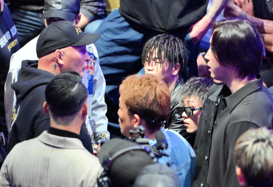 　怒るエンセン井上（左）と話し合う溝口勇児ＣＯＯ（右）