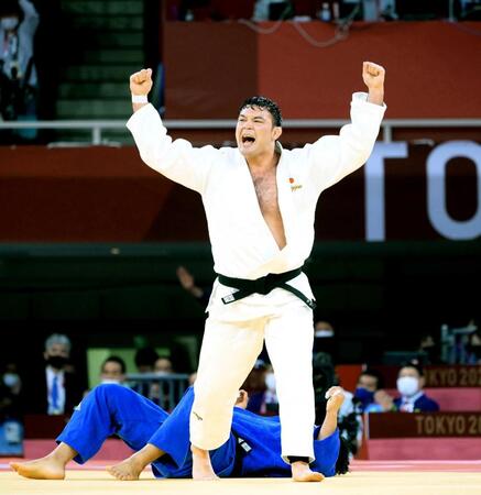 　東京五輪決勝で金メダルを獲得してガッツポーズをするウルフ・アロン＝２１年７月