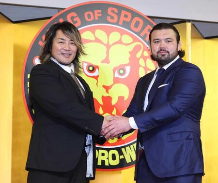 　棚橋弘至社長と握手するウルフ・アロン＝６月