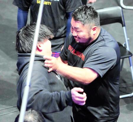 　赤パンニキ（左）と一触即発となるりゅう君