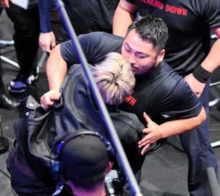 　シェンロン（手前）を制圧したりゅう君