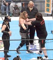 　ＥＶＩＬ（左２人目）とやり合うウルフ・アロン＝１０月１３日