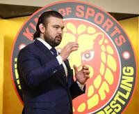 　新日本プロレス入団会見のウルフ・アロン＝２５年６月