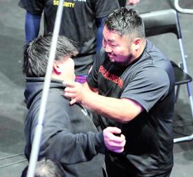 　赤パンニキ（左）と一触即発となるりゅう君