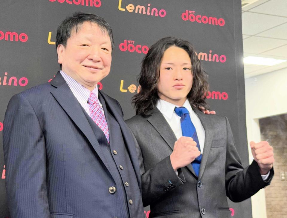 　プロ転向を発表した片岡雷斗（右）と大橋ジムの大橋会長