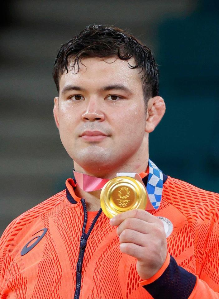 　東京五輪、柔道男子１００キロ級で優勝し、金メダルを手にするウルフ・アロン＝２０２１年７月
