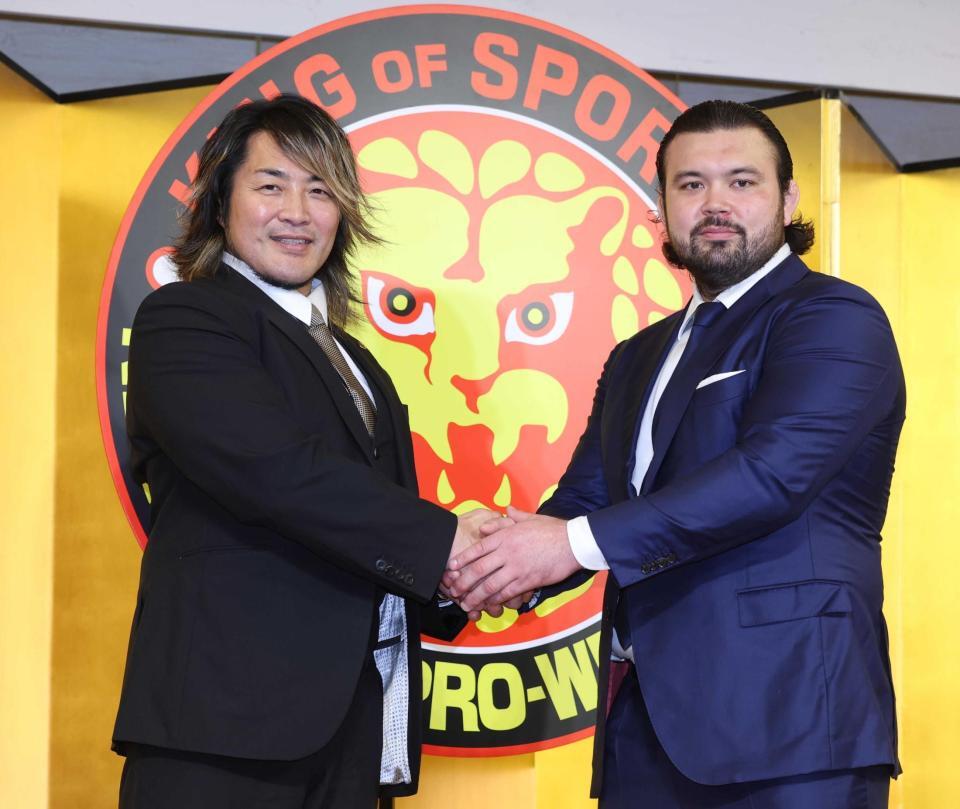 　棚橋弘至社長と握手するウルフ・アロン＝６月