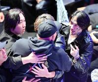 　怒り狂うエンセン井上（手前）をなだめる瓜田純士（右）と溝口勇児ＣＯＯ（左）