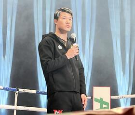 　あいさつする亀田和毅