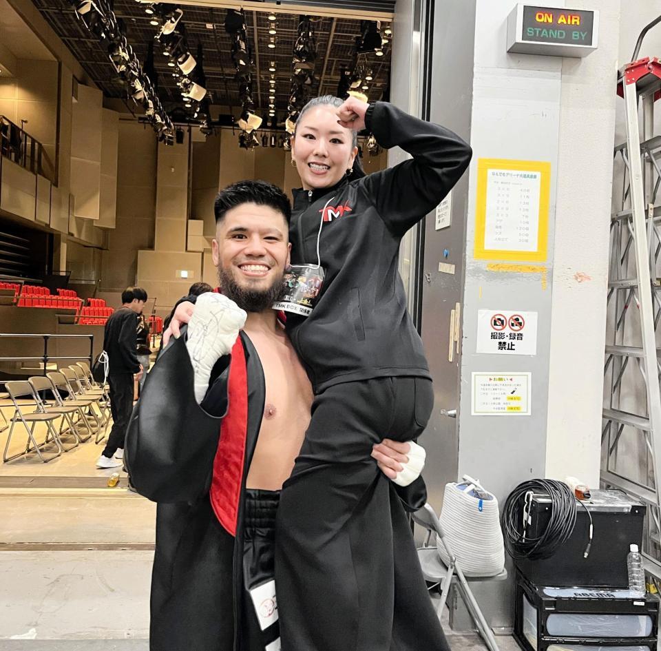 　再起戦を１回ＴＫＯ勝ちした但馬ミツロ（左）と婚約者で元東洋太平洋女子ミニマム級王者の千本瑞規