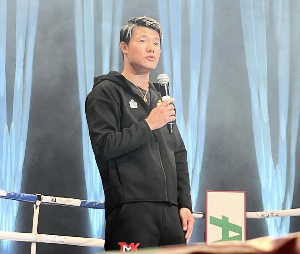 　あいさつする亀田和毅