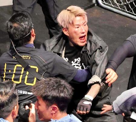 　中国選手を相手に暴れるシェンロン