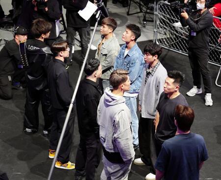 　中国対抗戦でにらみ合う左列手前からシモミシュラン、山本隆寛、井原良太郎、野田蒼、右列手前からハン・ウェンバオ、ウー・ジアラー、ウェイ・ウェイヤン、ワン・ズンイェン