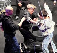 　中国のワン・ズンイェン（右）と乱闘するシェンロン（中央）