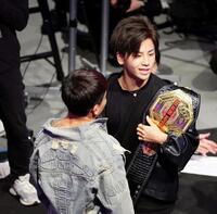 　ワン・ズンイェン（手前）との対戦が決まった野田蒼（奥）