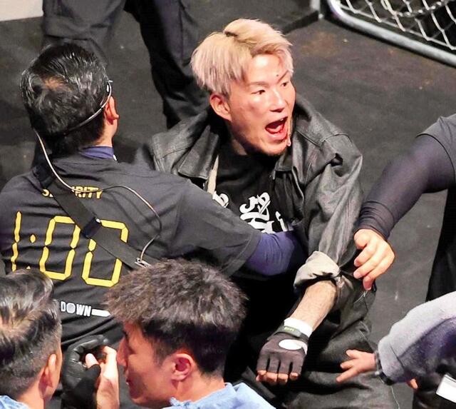 　中国選手を相手に暴れるシェンロン