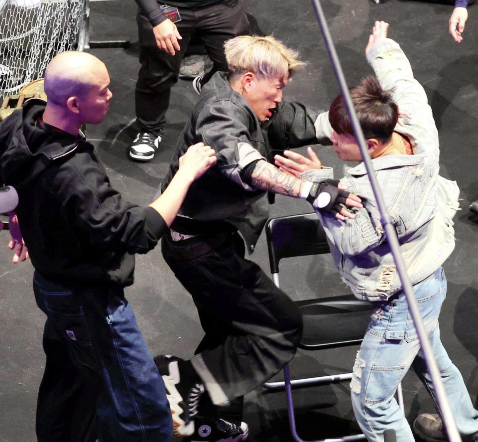 　中国のワン・ズンイェン（右）と乱闘するシェンロン（中央）