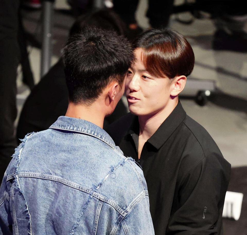 　ウェイ・ウェイヤン（手前）との対戦が決まった井原良太郎（奥）