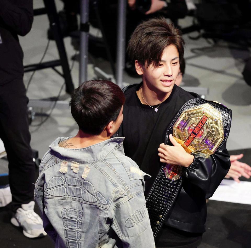 　ワン・ズンイェン（手前）との対戦が決まった野田蒼（奥）