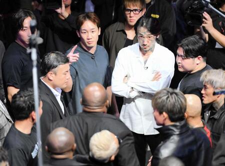 　田中雄士と一触即発ムードとなる朝倉未来（中央左）