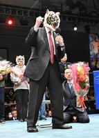 　挨拶をする初代タイガーマスク