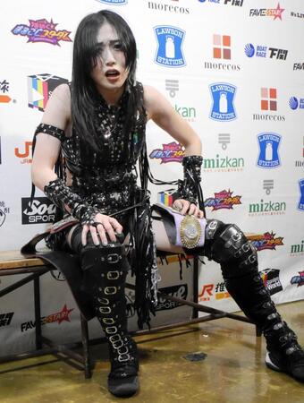 　バックステージでコメントを出す上谷沙弥