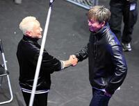 　対戦が決まり握手する田中雄士（左）と萩原裕介（右）